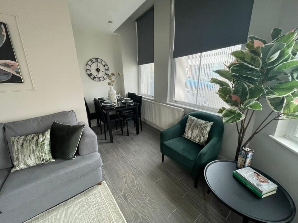 A welcoming dining area set just off the kitchen, ideal for enjoying a home-cooked meal. The space is well-suited to relaxed dinners with close friends or family, offering a comfortable spot for shared food and conversation.
