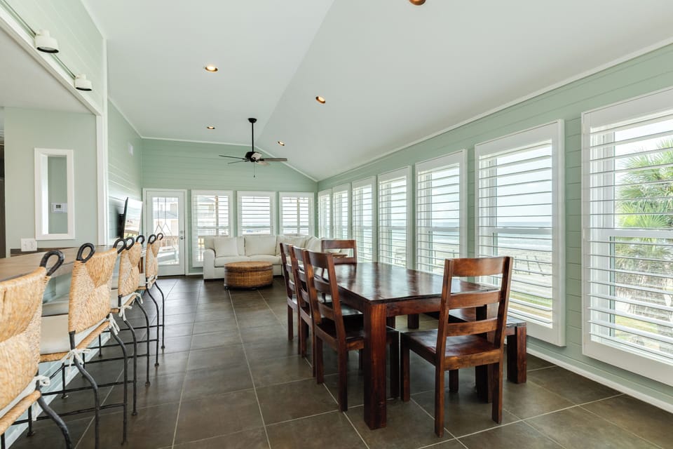 Sit up to 8 at the large dining table