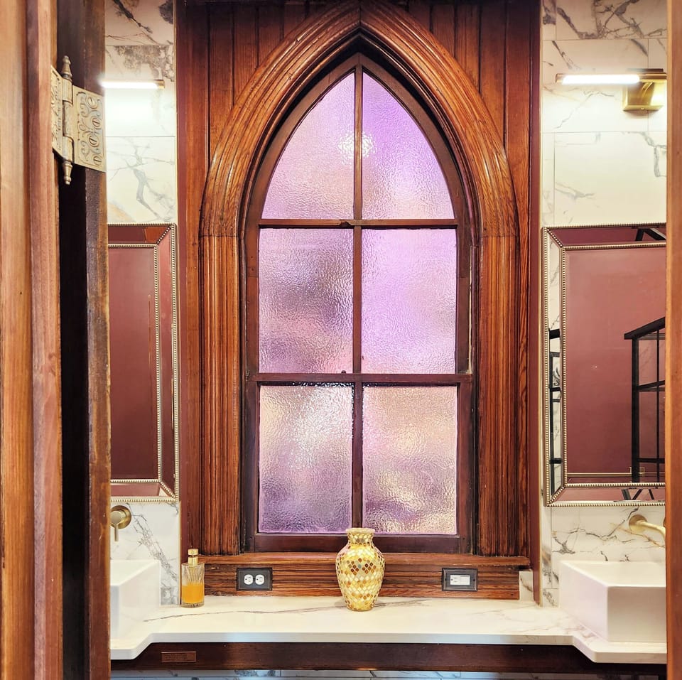 Main bathroom, double vanity, shower