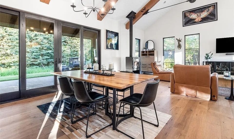 Open space floorplan great for hosting friends and family! 