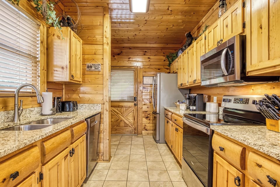 Cabin with Mountain Views in the Smokies "Awesome Views" - Fully furnished kitchen