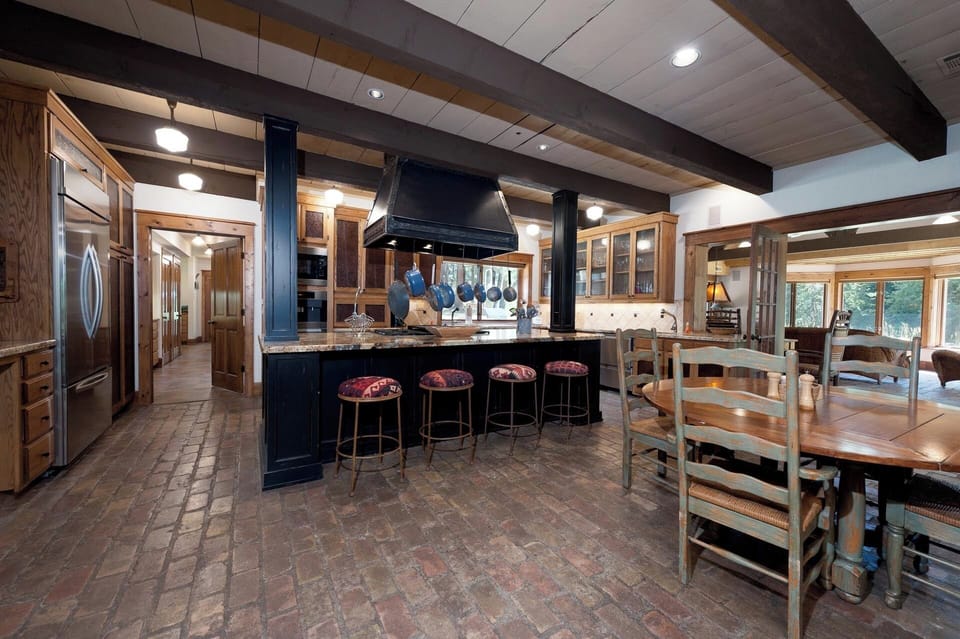 Kitchen, Bar and small dining table
