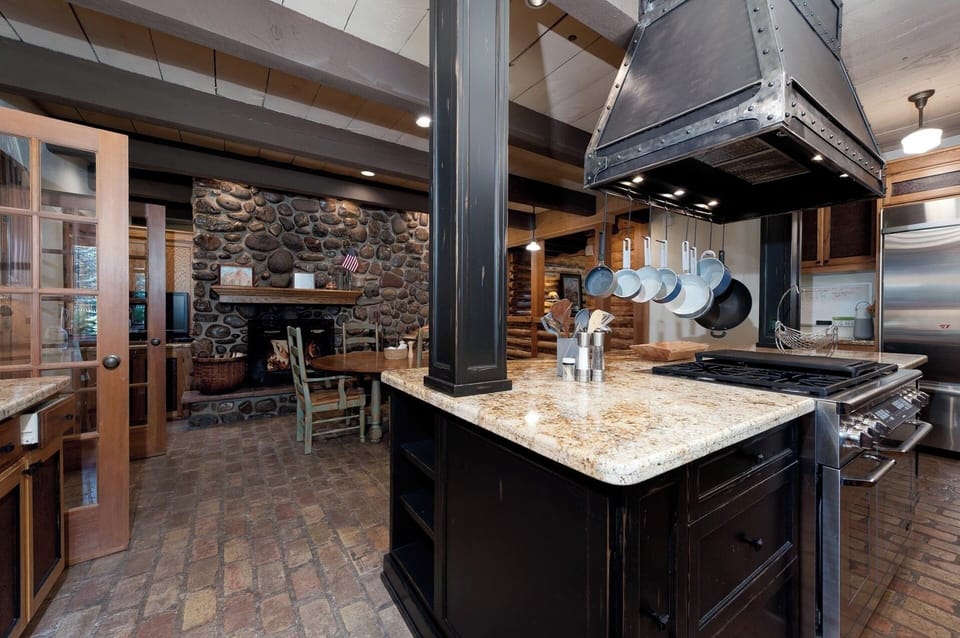 Kitchen, Bar and small dining table