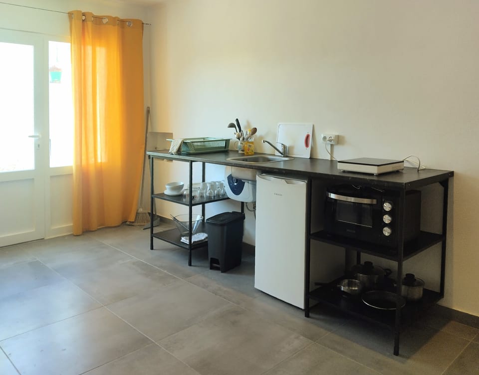 Fully equipped kitchenette
