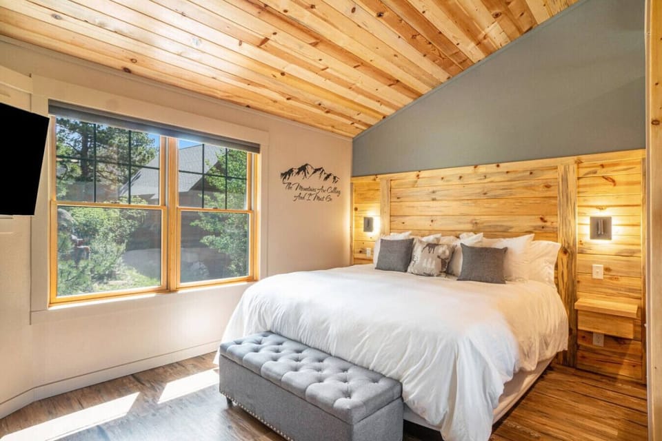 Comfy K bed with pine accents
