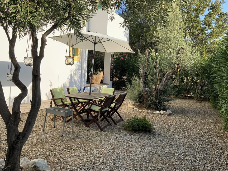 Outdoor dining in the garden.