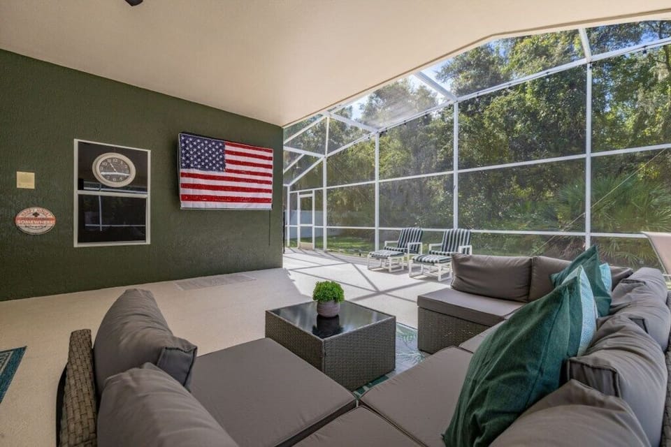 Living room image 16
