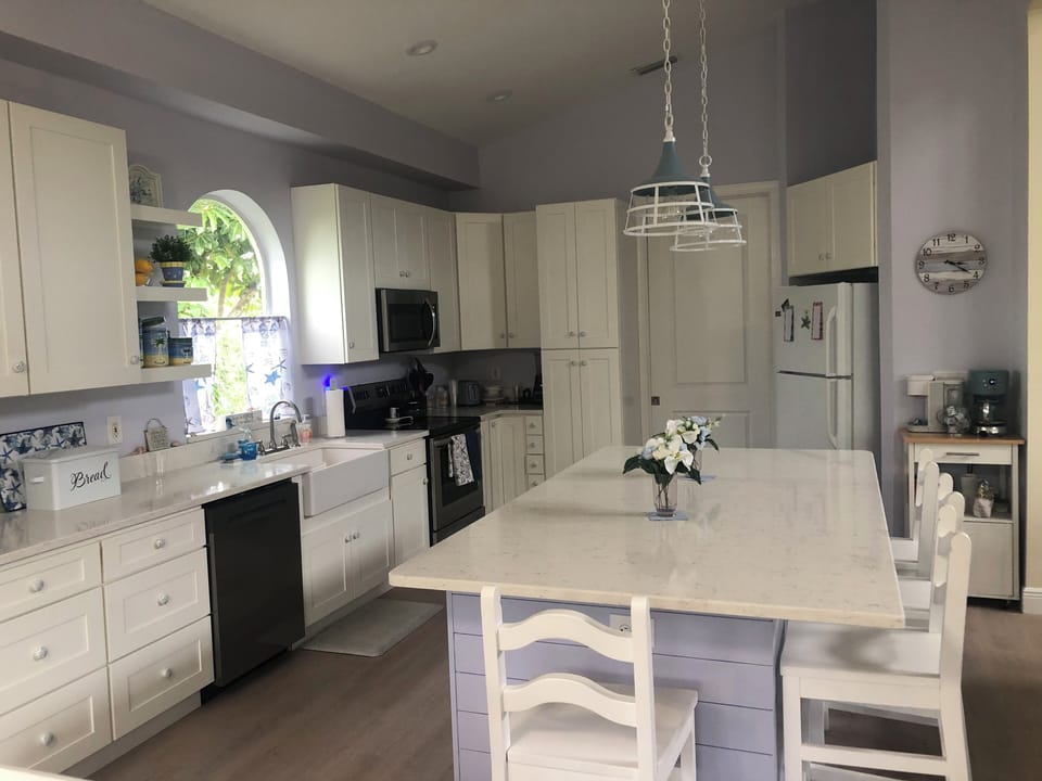 Large Modern Kitchen with 4 person Island Seating