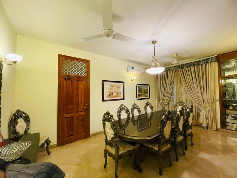 Dining Area with seating for 8