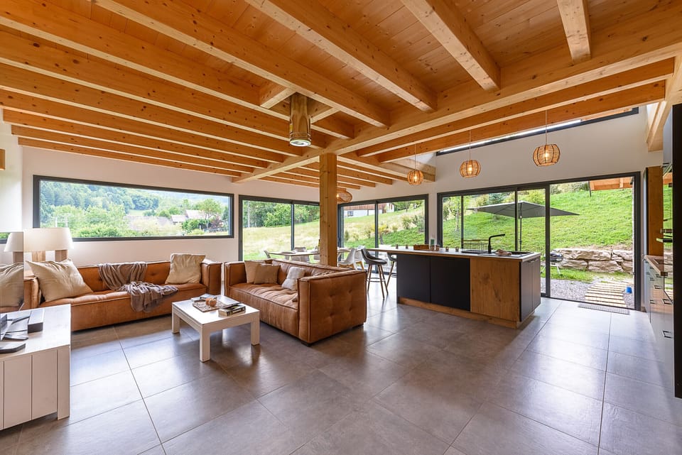 Living area of 60 m² bathed in light, offering a large living room with two comfortable sofas and connected TV