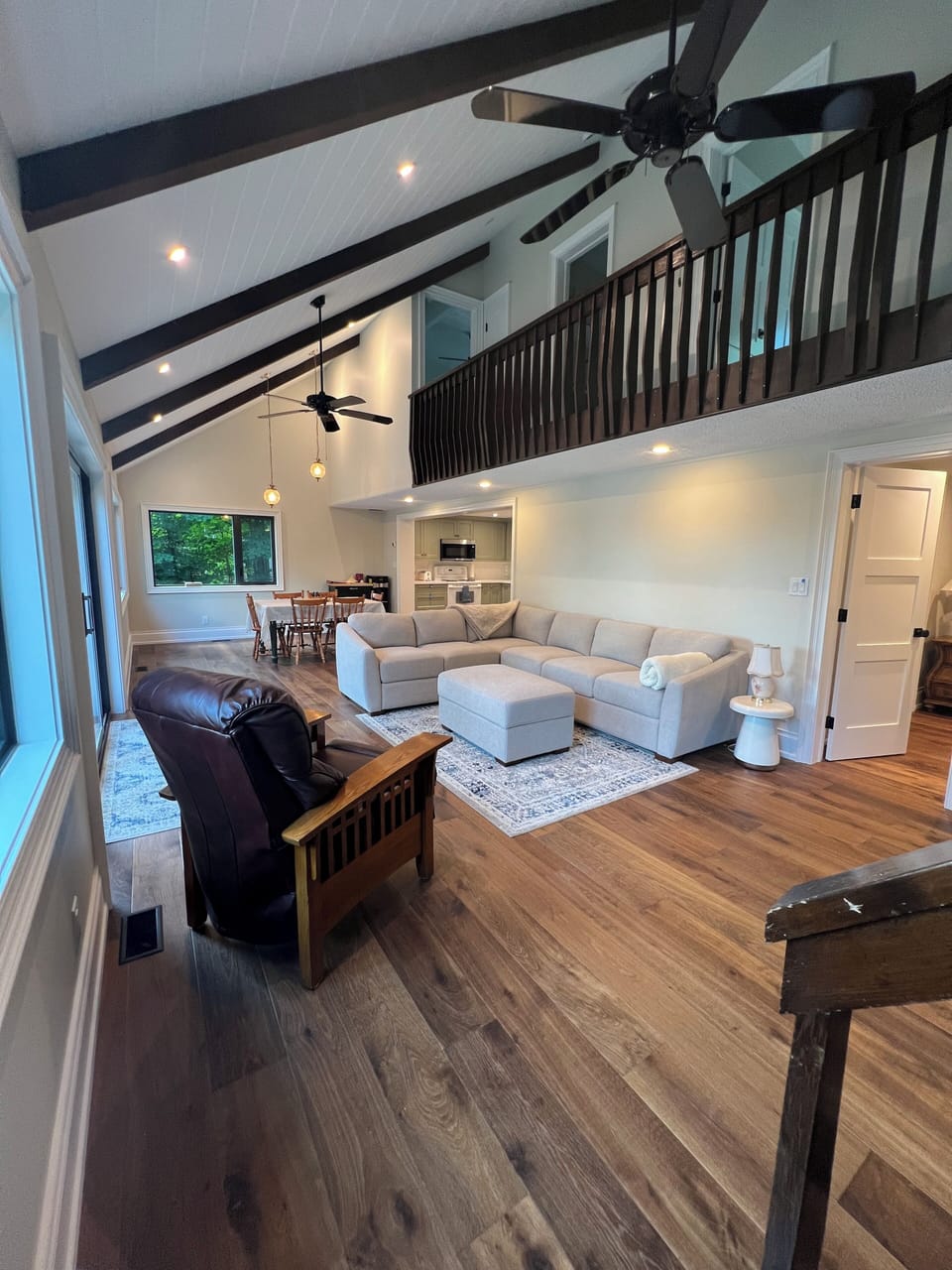 Stunning vaulted ceiling with lots of natural light