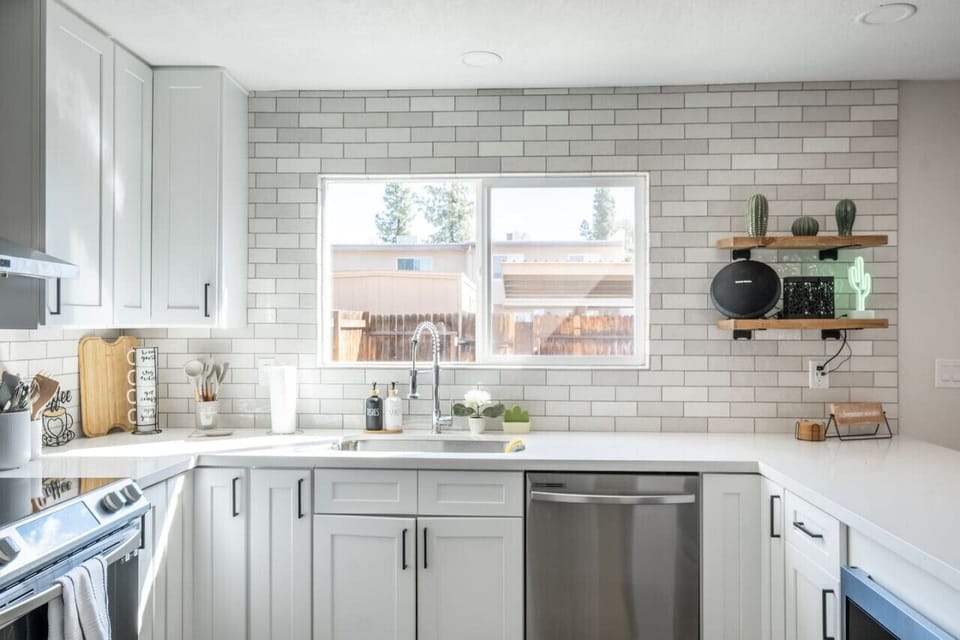 Great natural lighting. Kitchen comes with a dishwasher and pods located under sink.