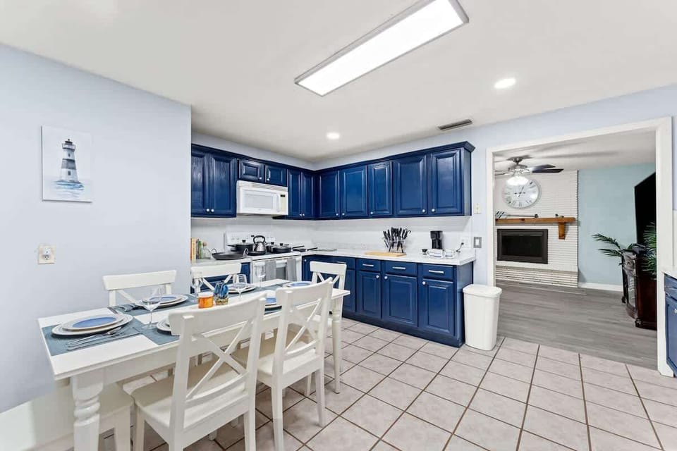Stocked kitchen 

- Seating for 6
- Keurig with 3 blends of coffee including Decaf
- Full size refrigerator
- Dish Washer
- Microwave 
- Toaster
- Stove/oven
- Utensils
- Pots & Pans
- Chef knife set and cutting board