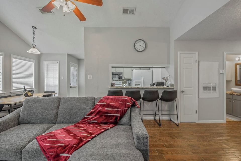 Living room area. Plenty of seating 