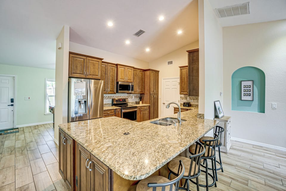 Dining Area | Dishware & Flatware | Central A/C & Heat