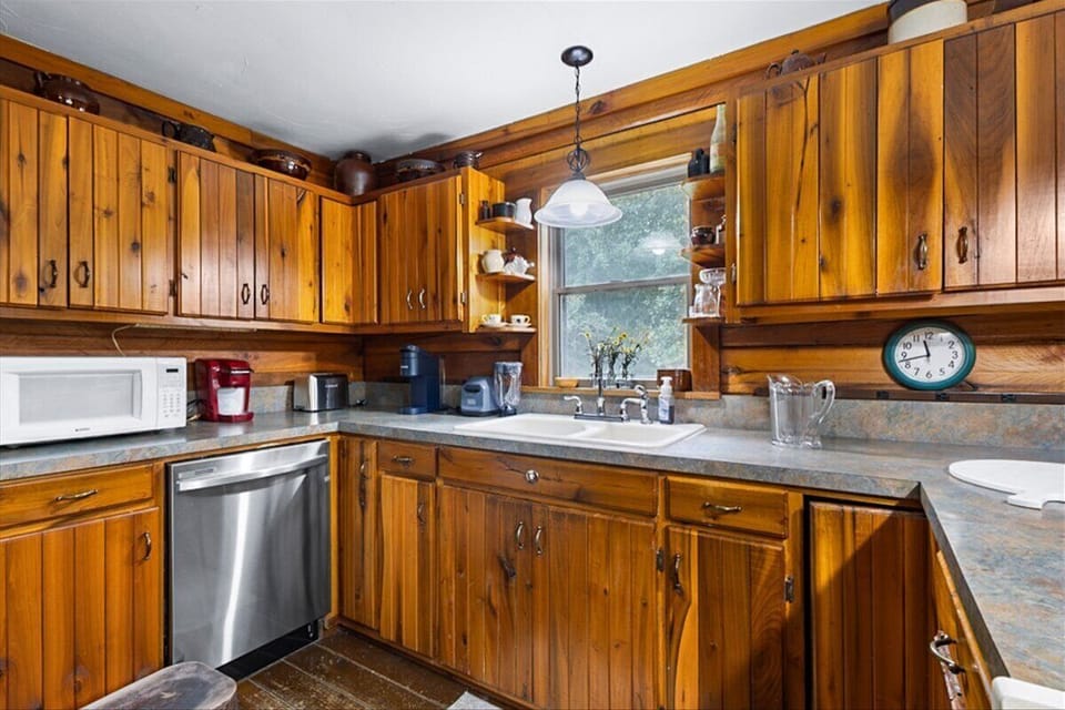 Large kitchen area, coffee maker options, blender, toaster microwave.