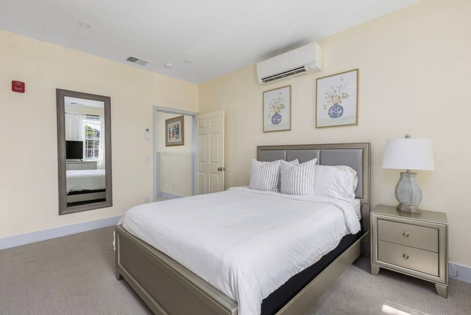 Queen Bedroom (upstairs)