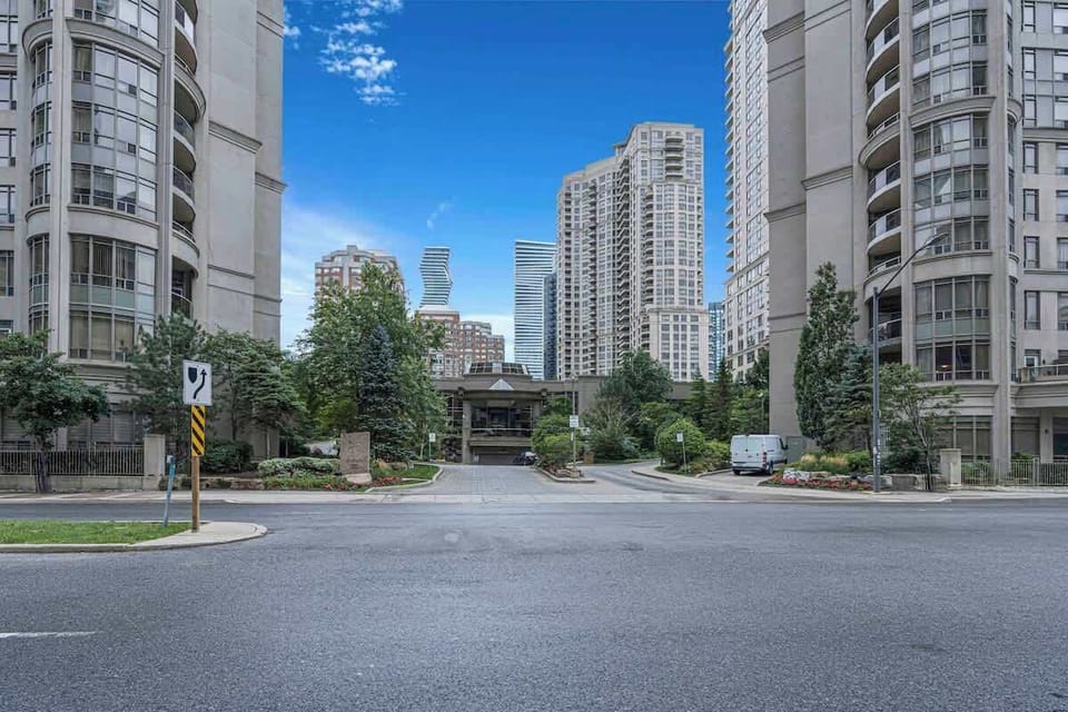 Discover modern city living with iconic views & convenient free parking.