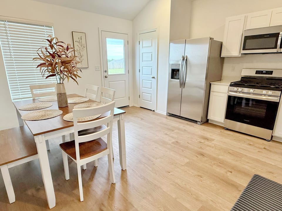 Modern Kitchen, with stainless steel appliances, and eat in dinning area.