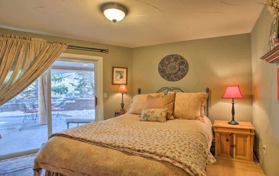 Bedroom 2 (lower floor): 2 queen beds, 2 closets, en-suite bathroom
