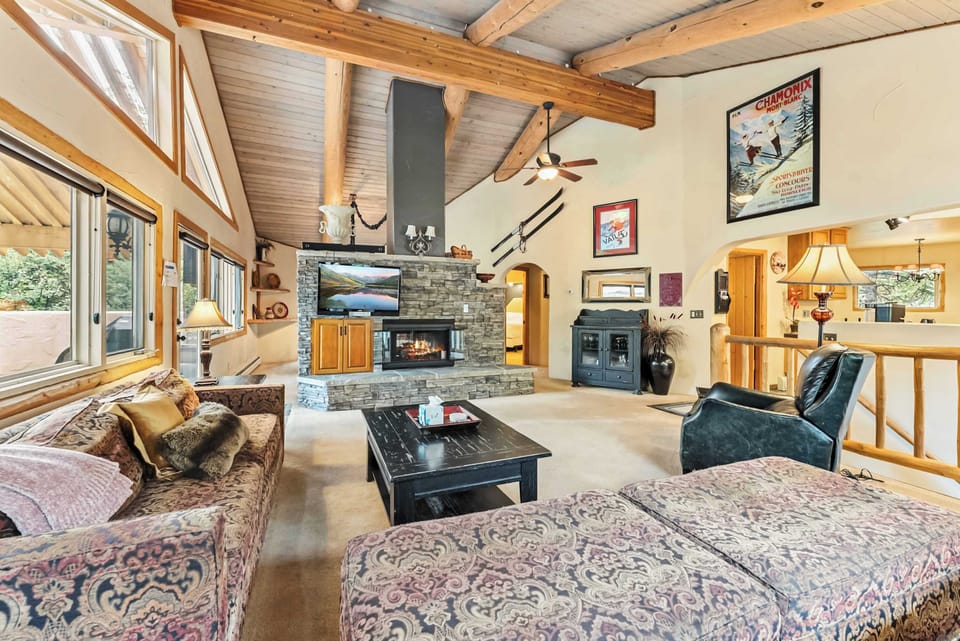 Living room: Gas fireplace, Smart TV (55"), pull-out sofa