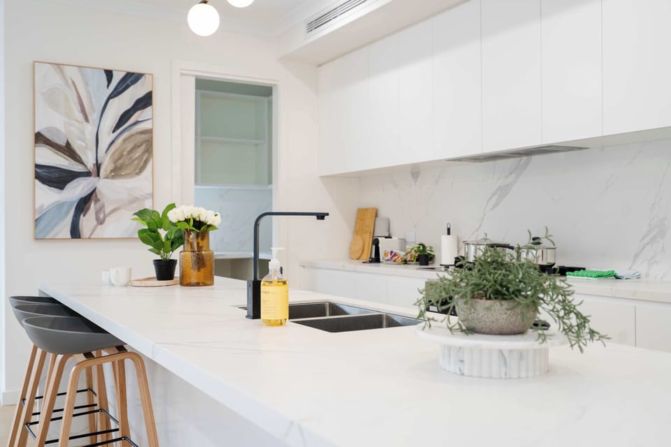 Wide kitchen island, perfect for meal preparing 