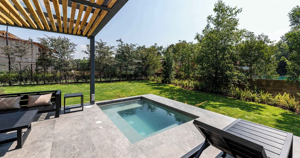 Terraza con Jacuzzi y Vista al Jardín