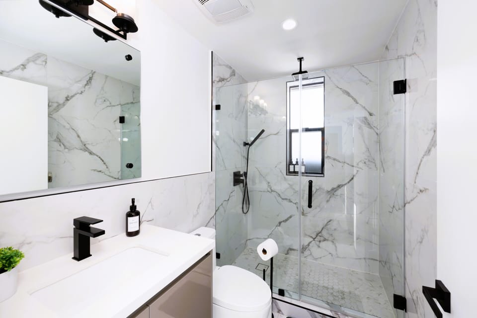 Full bath inside the master bedroom. 