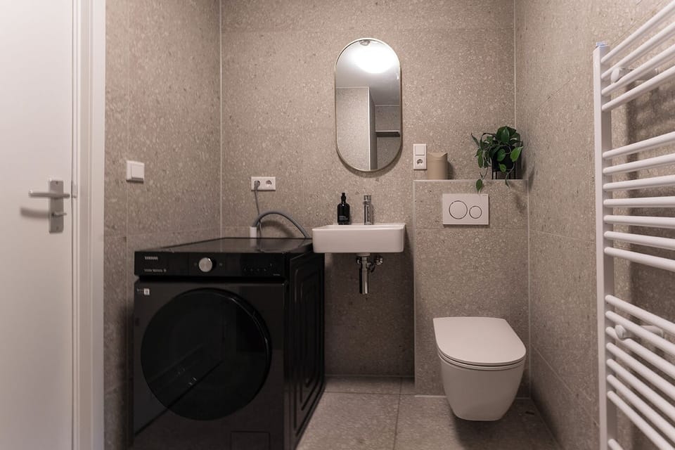 Nette gedeelde badkamer met ruime douche
De woning beschikt over drie badkamers voor extra comfort tijdens uw verblijf in Tilburg.