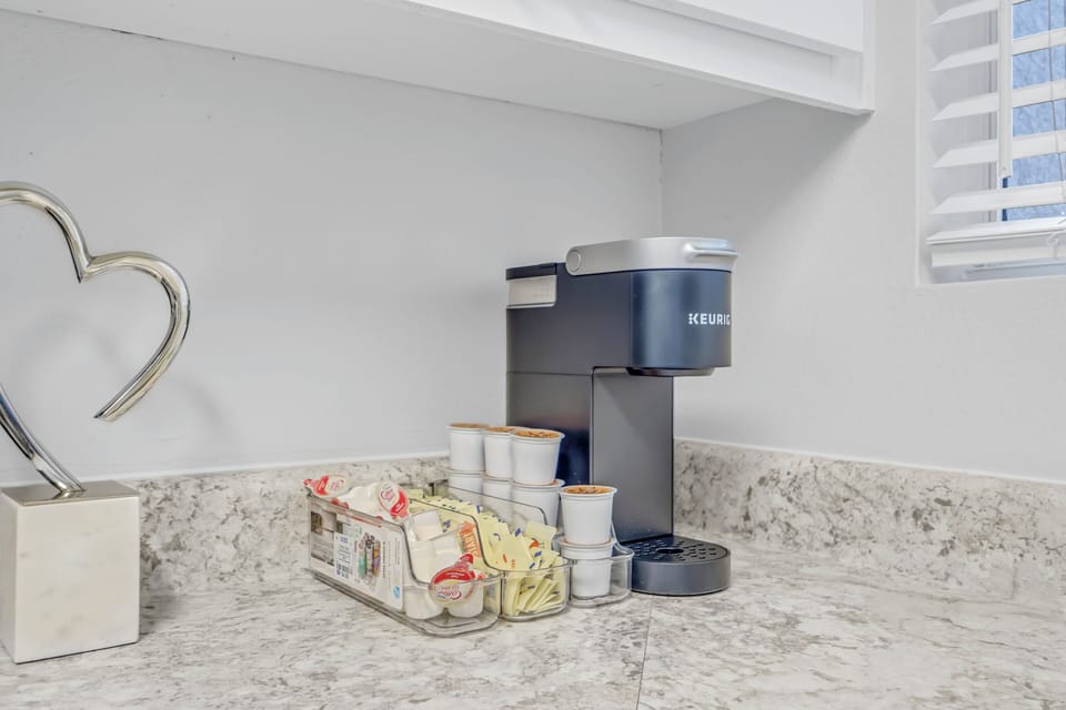 ☕ Coffee maker and Keurig to start your day right.