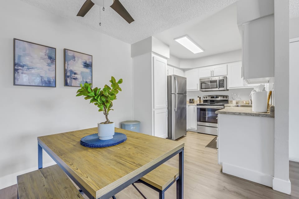 ☕ Open dining nook ideal for your morning Keurig coffee.