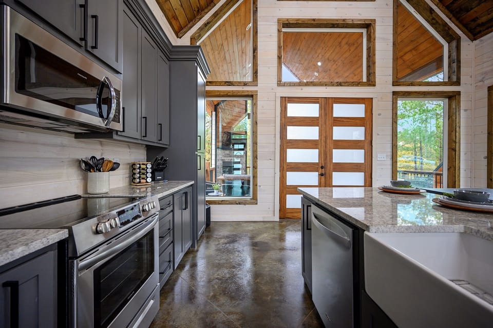 🍽 Fully equipped kitchen with quartz countertops & stainless appliances.