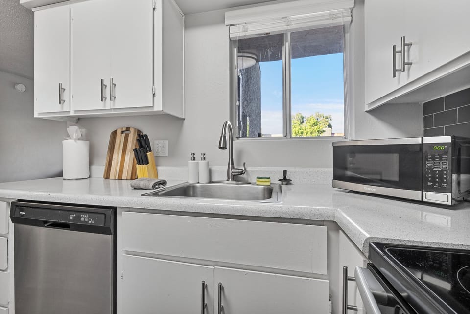  Fully equipped kitchen with stainless steel appliances.