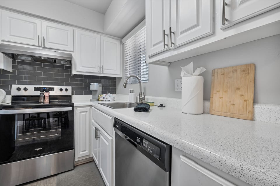  Fully equipped kitchen with stainless steel appliances.