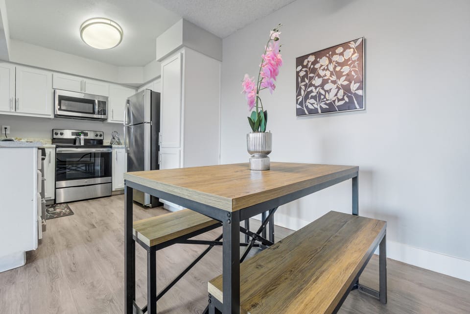 🍽️ Chic dining space, filled with natural light.