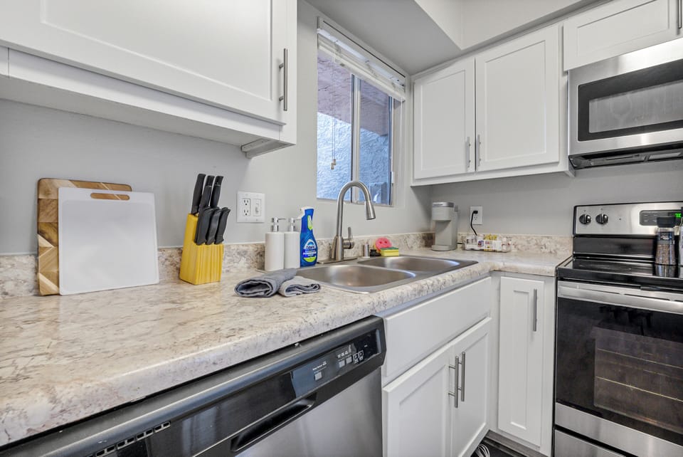  Fully equipped kitchen with stainless steel appliances.