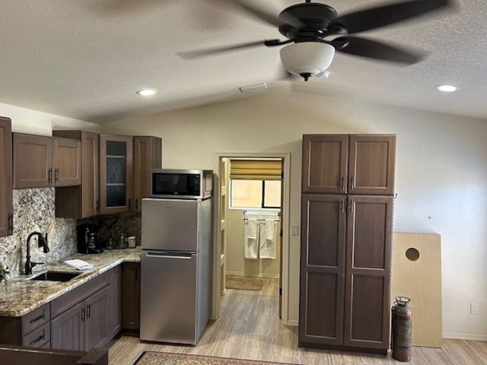 Casita w/ kitchenette (refrigerator, microwave, and sink)