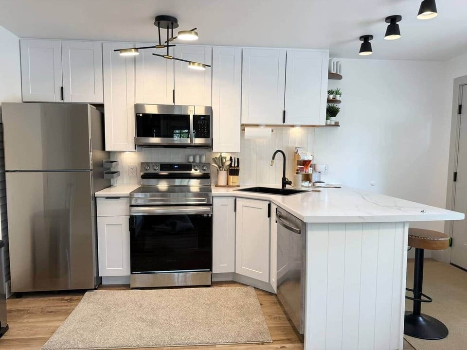 Small but mighty! This charming kitchen has everything you need, from sharp knives to coffee mugs, plus some seriously cute vibes. 
