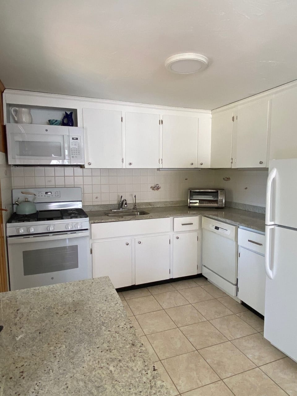 Granite counter tops and full appliance set including dishwasher.