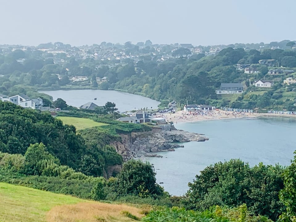 3 minutes walk to Swanpool Lake SSSI with circular walk around the lake, 10 minute walk to Swanpool beach with cafe, restaurant and Watersport centre (Elemental) for stand-up paddle board, kayaking, and swimming, surf when wind and waves in right direction, but normally sheltered beach. 
