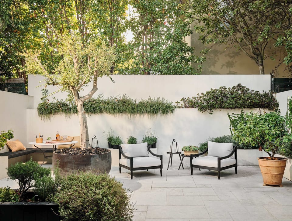 Courtyard with outdoor sitting and alfresco dining.