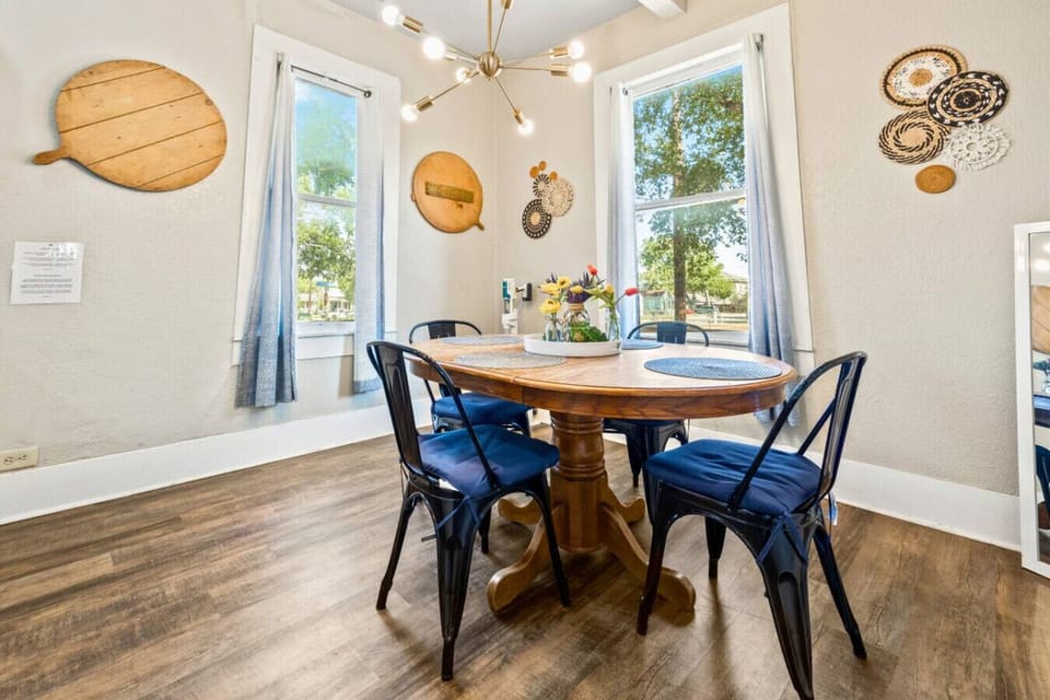 Sun-Kissed Dining – Enjoy meals bathed in natural light, surrounded by artistic lighting and a warm ambiance.