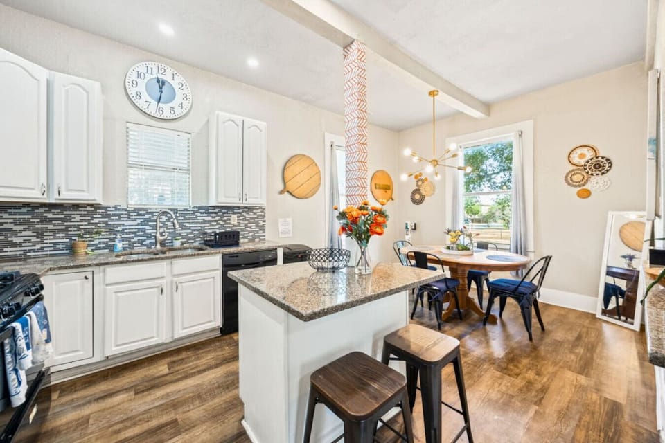 Open Concept Delight – A fresh, open layout with a breakfast bar and dining nook that makes gatherings easy and enjoyable.