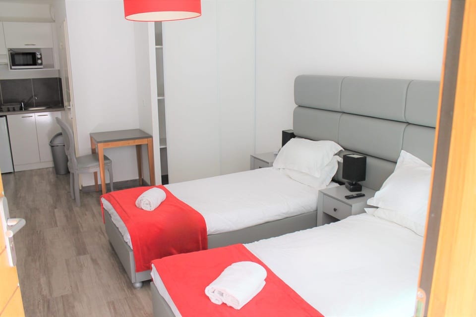 Unit with 2 Twin beds. Exact unit will be assigned upon arrival. Views, colors and decor may vary.