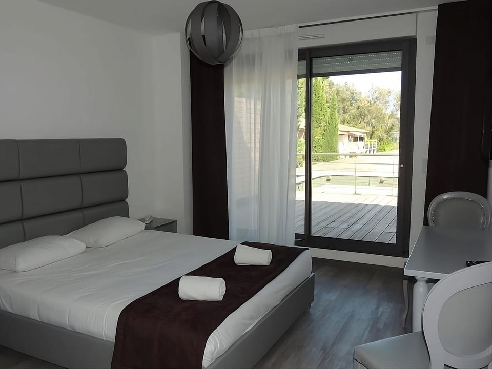Unit with Double bed. Exact unit will be assigned upon arrival. Views, colors and decor may vary.