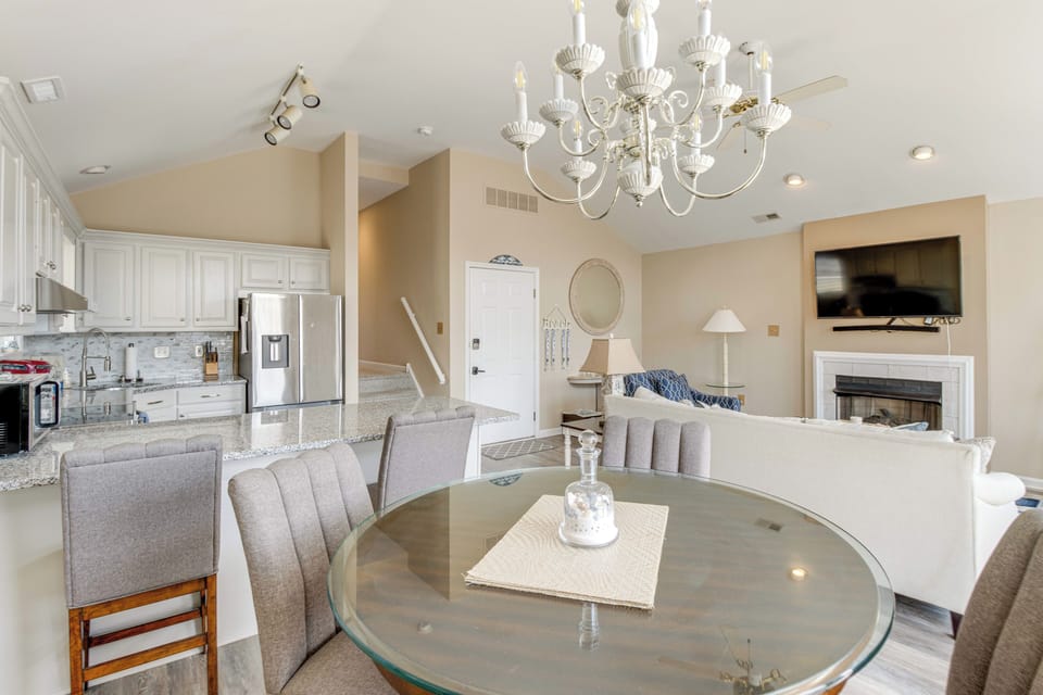 Dining Area | Dishes & Flatware Provided