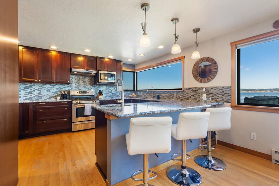 Modern Open Kitchen - Ocean Views / Breakfast Bar Seating