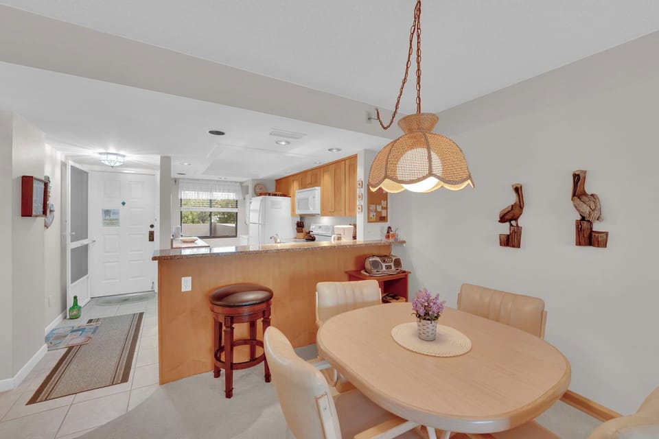 Seating for 4 at table, and additional seating at bar