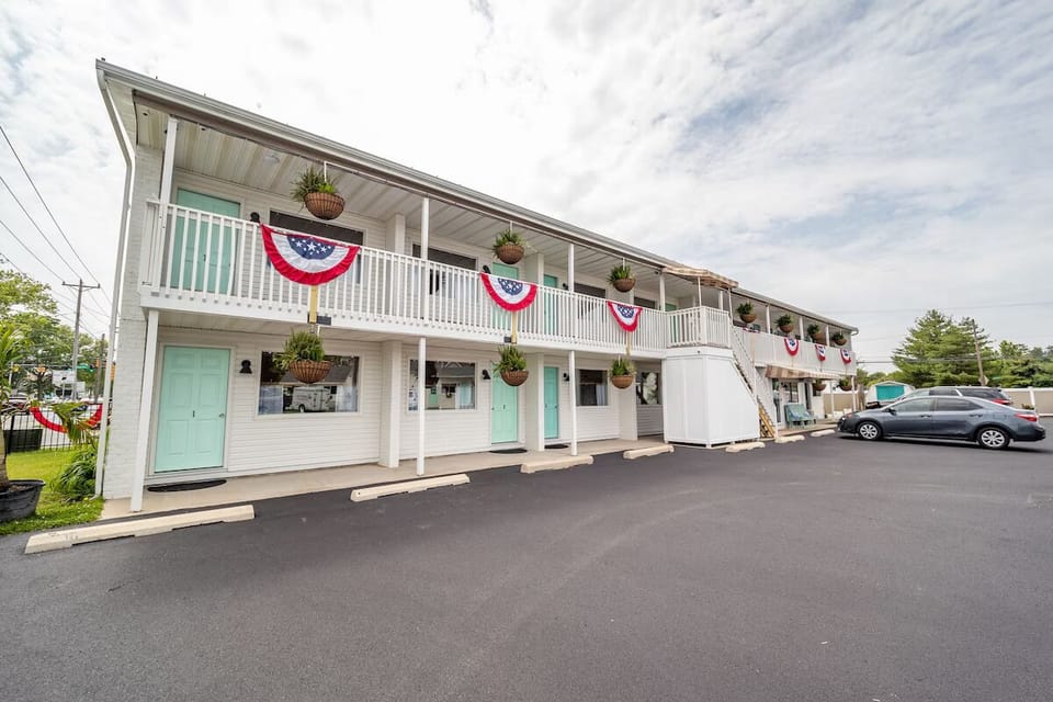Pull up easily to a classic coastal inn with breezy balconies.