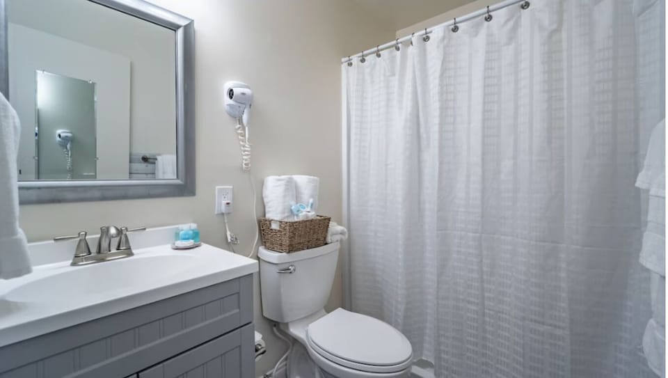 Freshen up easily in a spotless bath with plush towels.